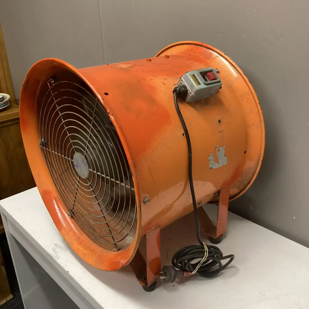 Portable Ventilation Fan. Dia 40cm (On / Off Switch Damaged) Image 1++